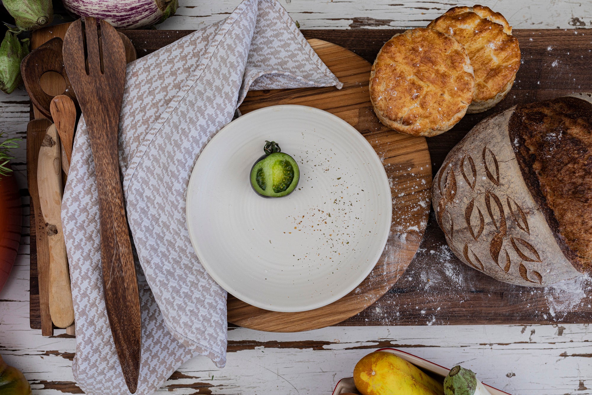 ¿Qué vajilla usar si quiero implementar un estilo natural y orgánico en mi cocina?